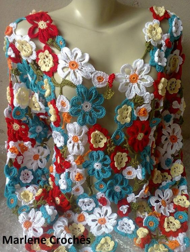 Blusa com aplicação de flores de crochê