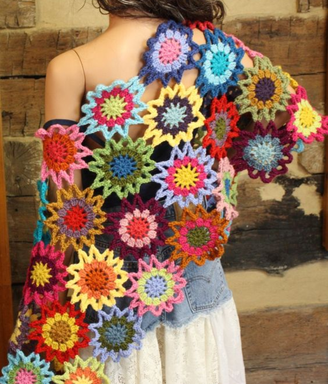 Roupa com aplicação de flores de crochê