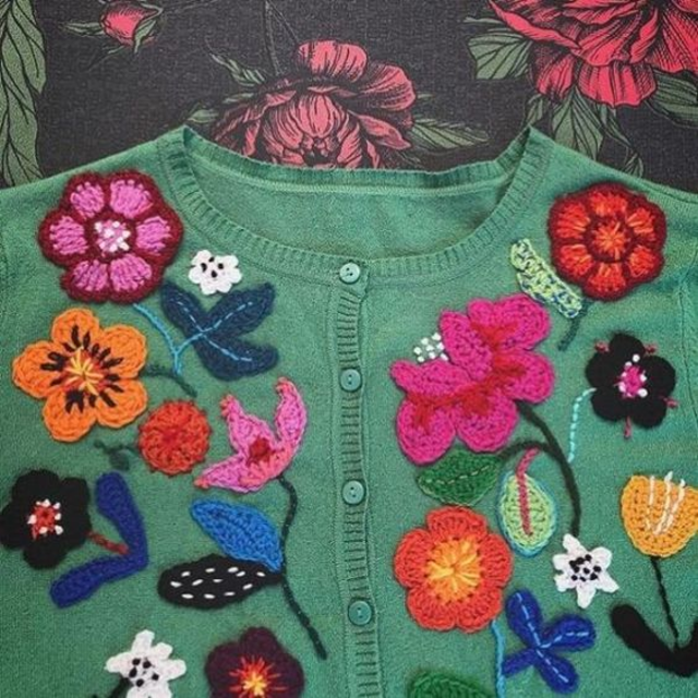 Blusa com aplicação de flores de crochê