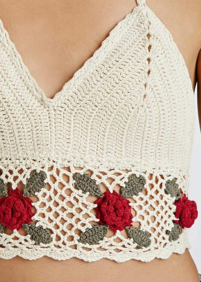 Cropped com aplicação de flores de crochê
