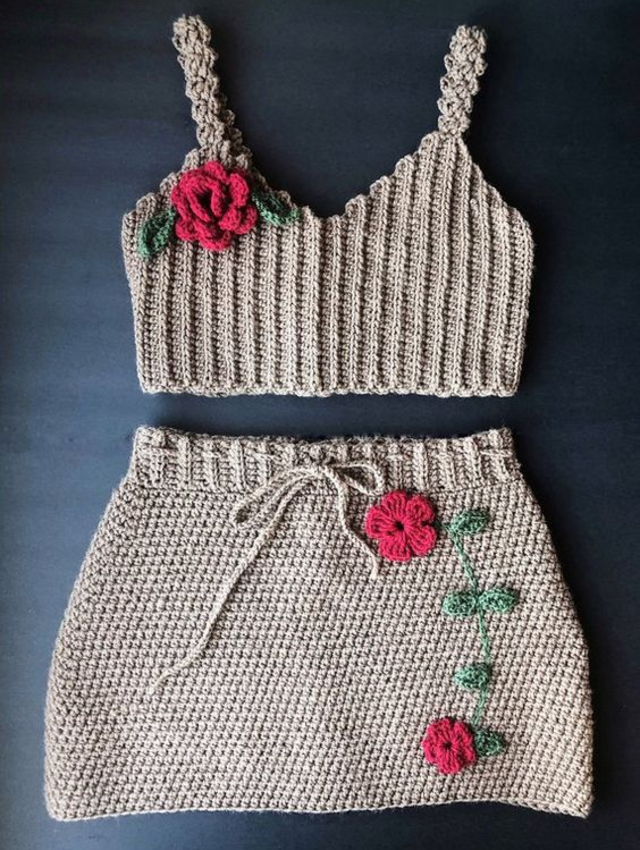 Roupa com aplicação de flores de crochê