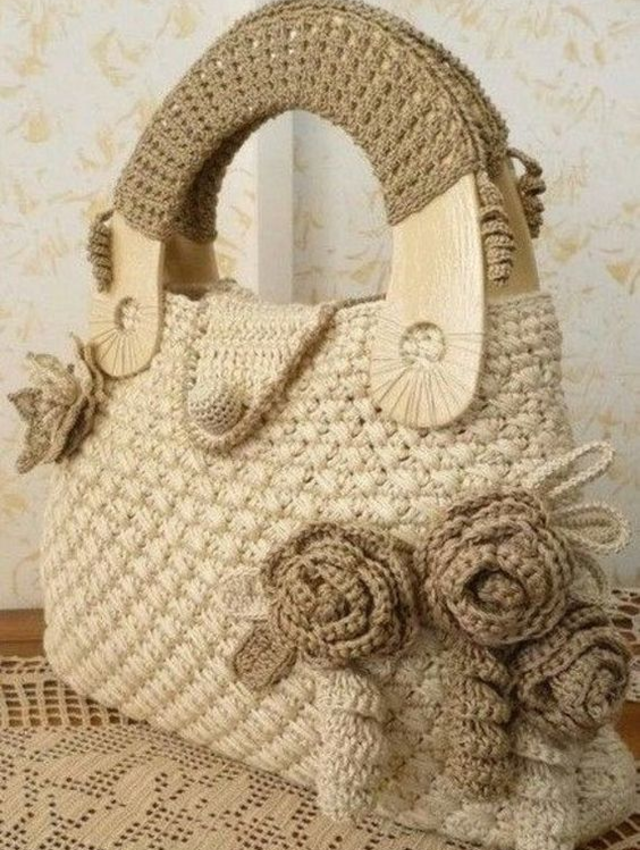 Bolsa com aplicação de flores de crochê