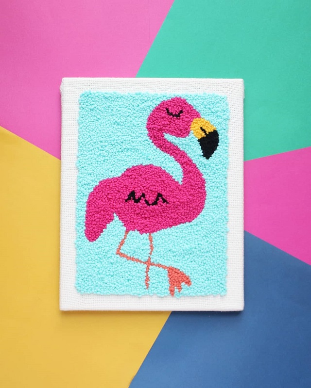 Quadro de flamingo feito com ponto russo