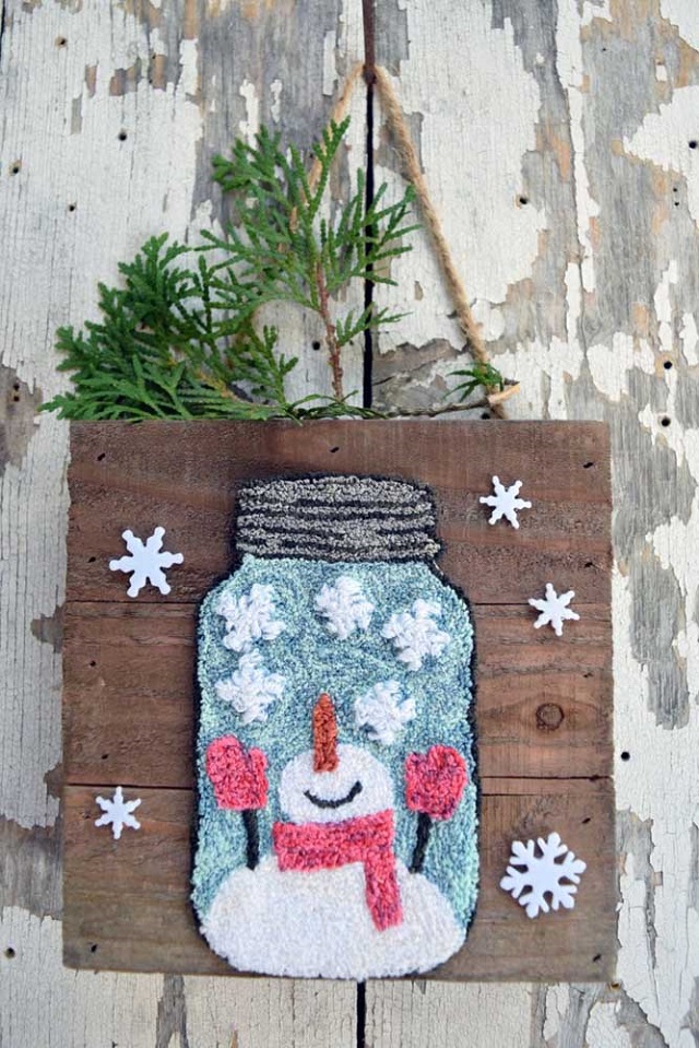 Quadro com boneco de neve feito com ponto russo 