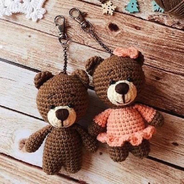 Chaveiros de ursinhos de amigurumi 