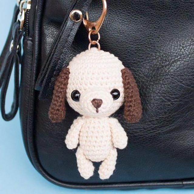 Chaveiro de cachorrinho de amigurumi 