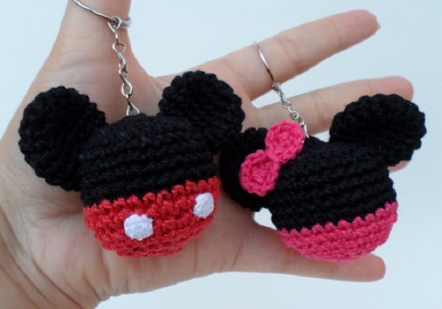 Chaveiros Mickey e Minnie de amigurumi 