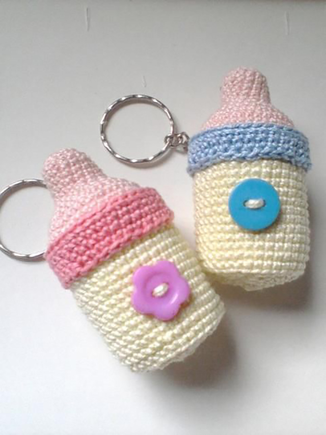 Chaveiro de mamadeiras de amigurumi 