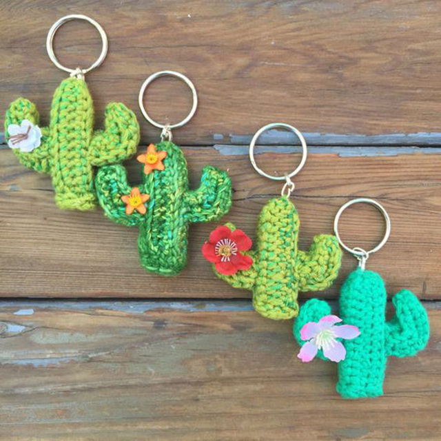 Chaveiros de cactos de amigurumi 