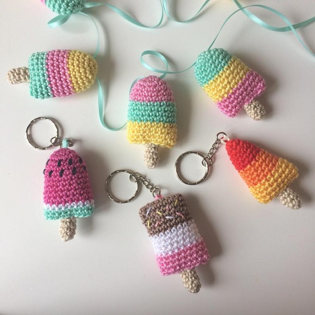 Chaveiros de picolés de amigurumi 