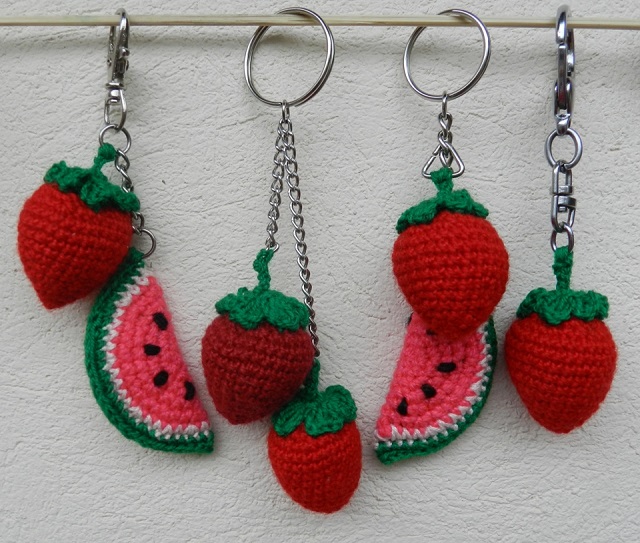 Chaveiros de frutas de amigurumi 