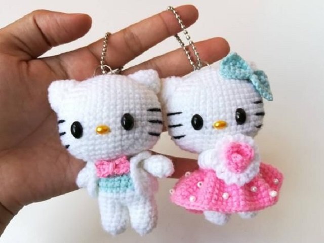 Chaveiro da Hello Kitty de amigurumi 