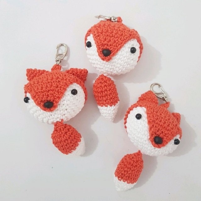 Chaveiros de raposas de amigurumi 