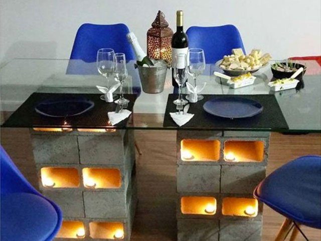 Mesa com blocos de cimento 