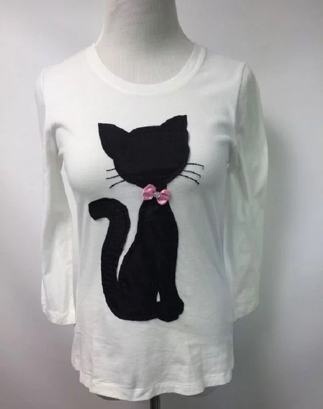 Blusa customizada com aplicações