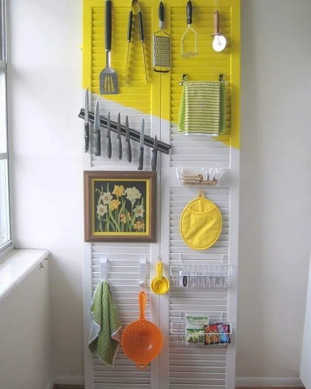 Decoração de cozinha feita com porta reaproveitada