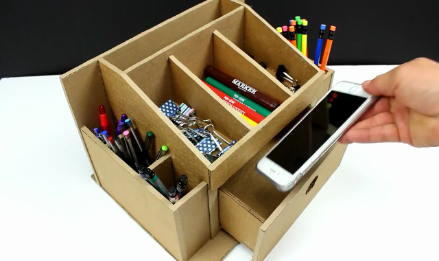 Organizador de mesa feito com papelão