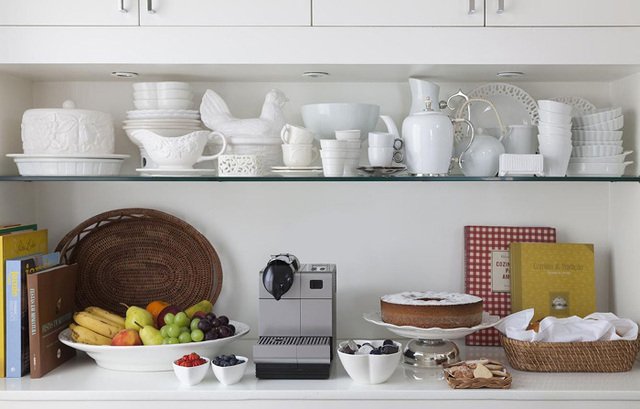 Armário de cozinha com prateleira de vidro