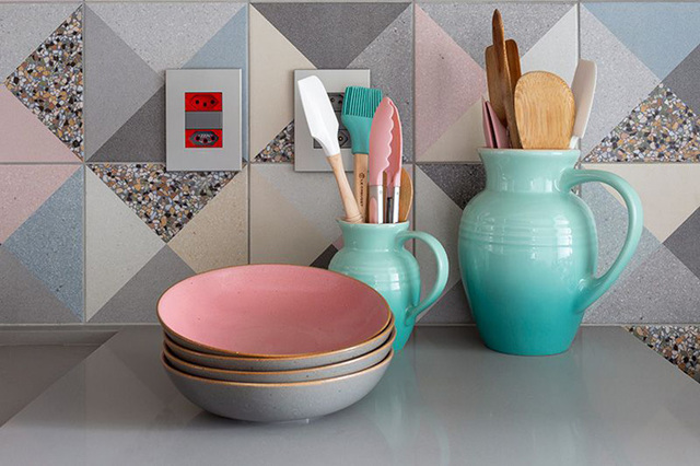 Jarras com colhes e utensílios de cozinha 