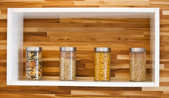 Prateleira com potes de mantimentos 