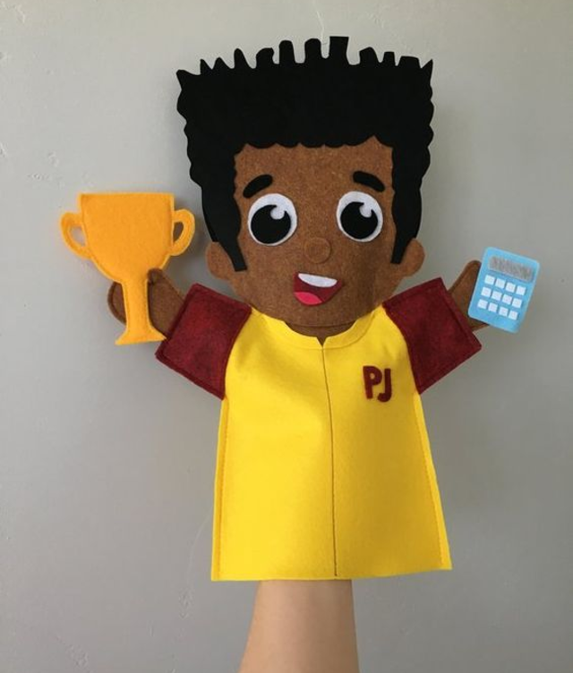 Fantoche de menininho com troféu de feltro 