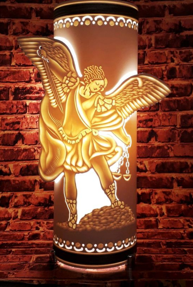 Luminária de PVC com desenho de anjo 