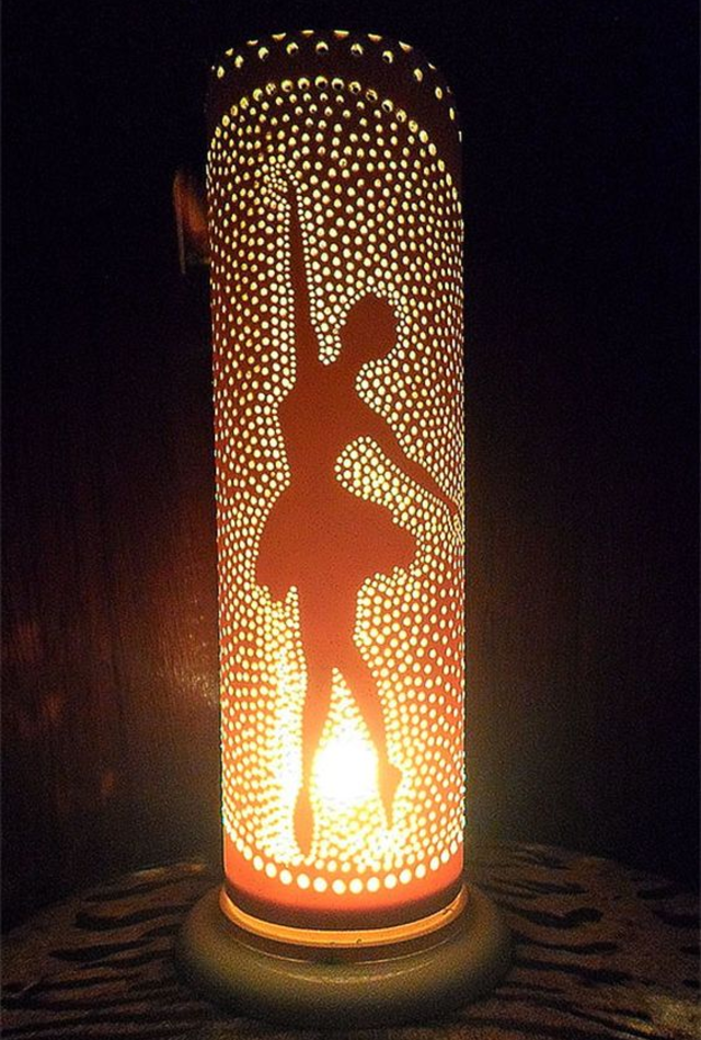 Luminária de PVC com desenho de bailarina 