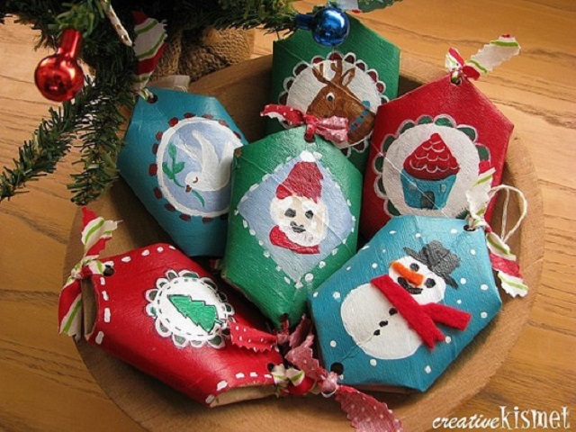 Pingentes de árvore de Natal com rolo de papel higiênico 