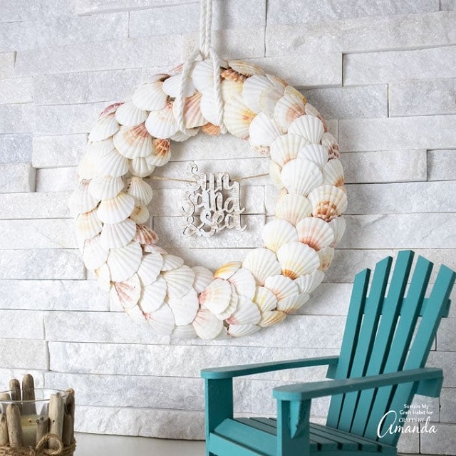 Um porta retrato com conchas do mar.  Seashell crafts, Sea shell decor,  Seashell frame