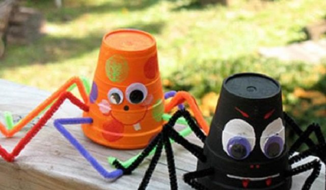 decoração de halloween com garrafa pet