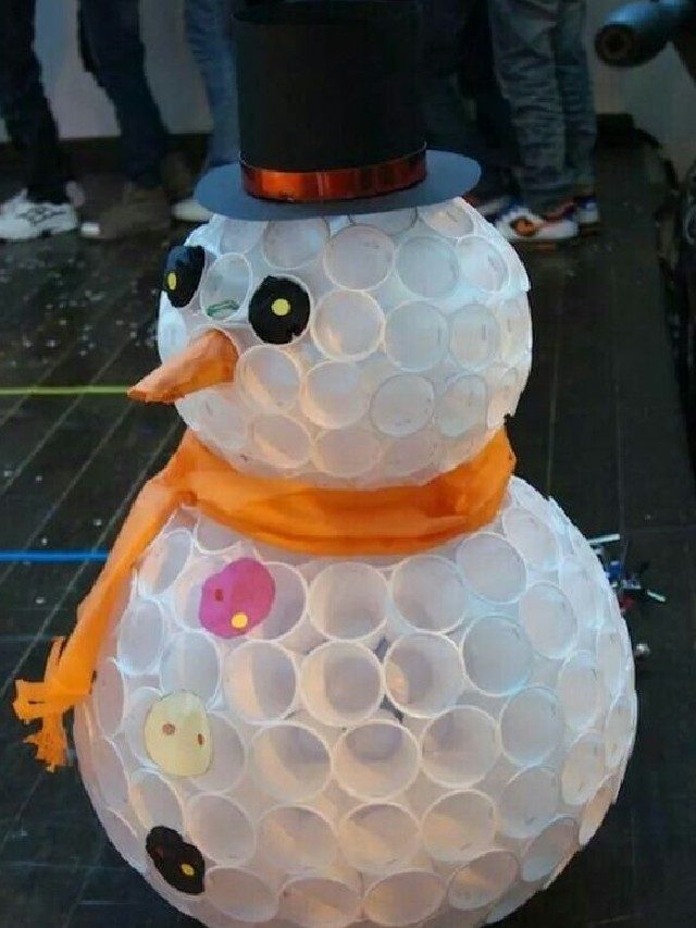 boneco de neve com copo descartável