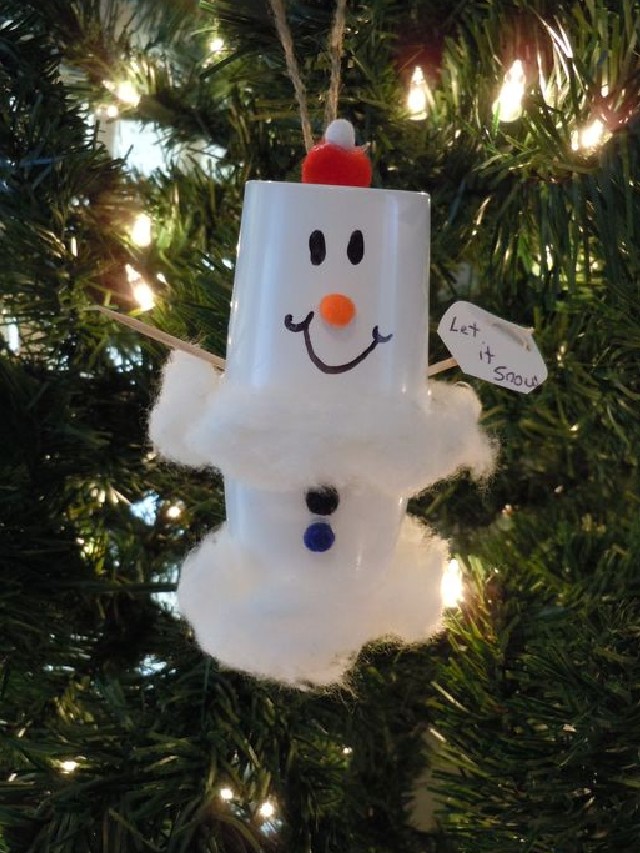 boneco de neve com materiais reciclados