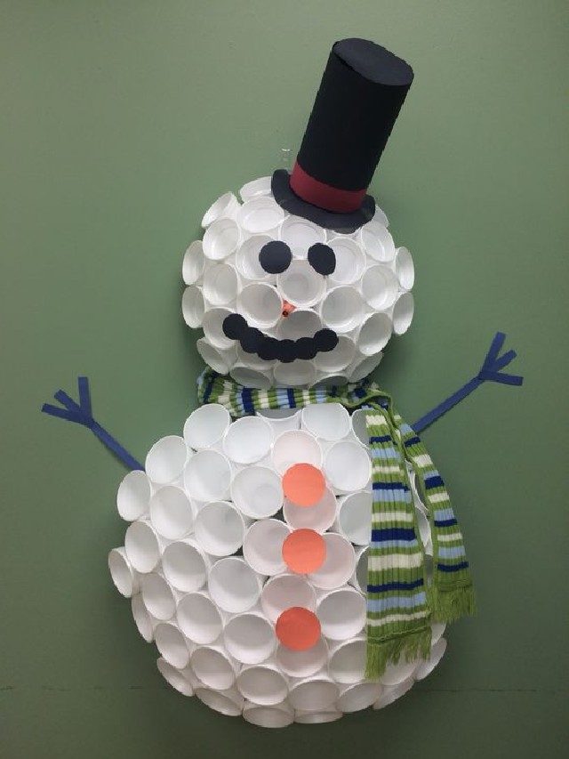 boneco de neve feito de copo descartável