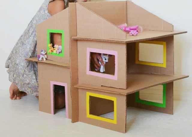 casinha de boneca feita de papelão