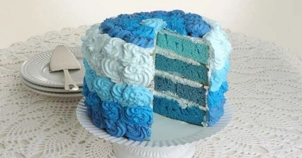 Bolo de Aniversário Masculino Redondo  Bolos decorados com chantilly, Bolo  azul e branco, Bolo azul