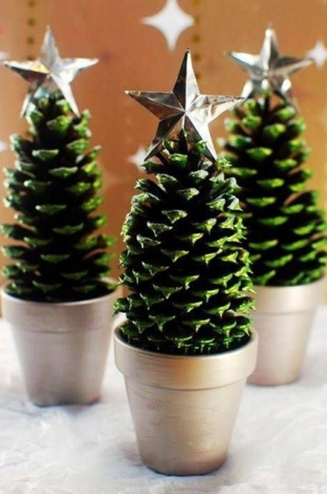 árvore de natal com pinhas