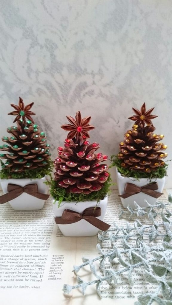 árvore de natal decorada com pinha