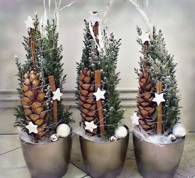 arvore de natal decorada com pinhas