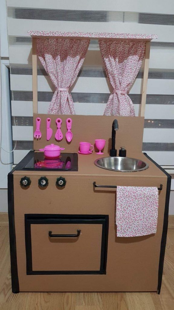 cozinha com caixa de papelão